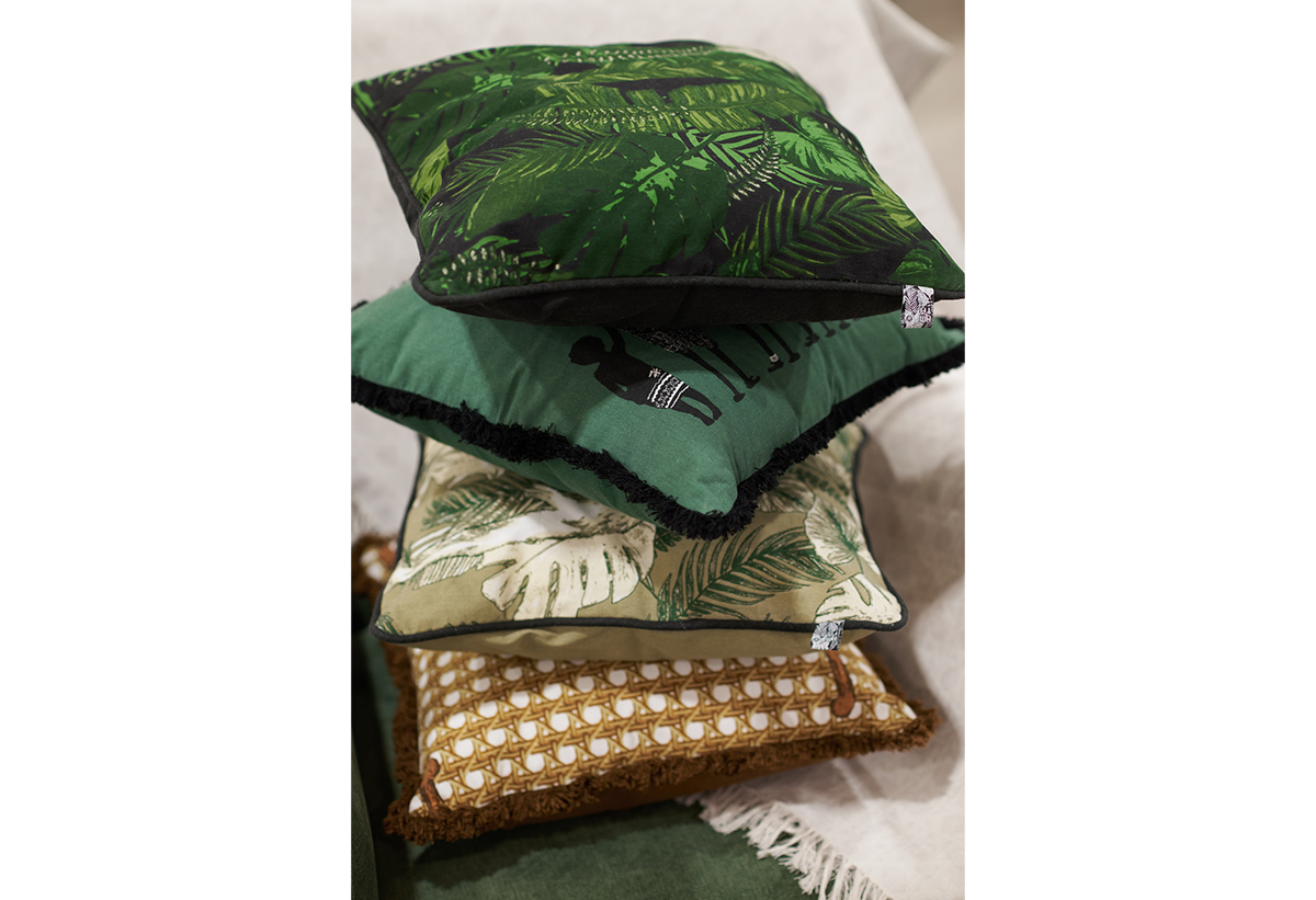 Απεικονίζεται το μαξιλάρι πάνω σε έναν καναπέ.